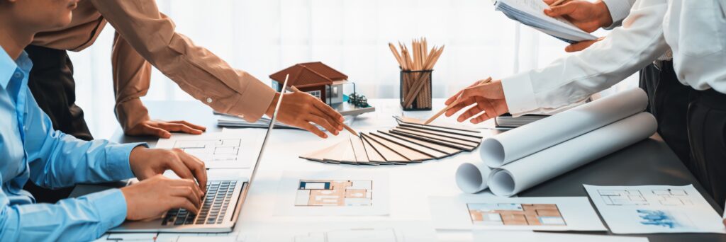Imagen de Grupo de diseñadores de interiores reunidos y debatiendo. Perspectiva.