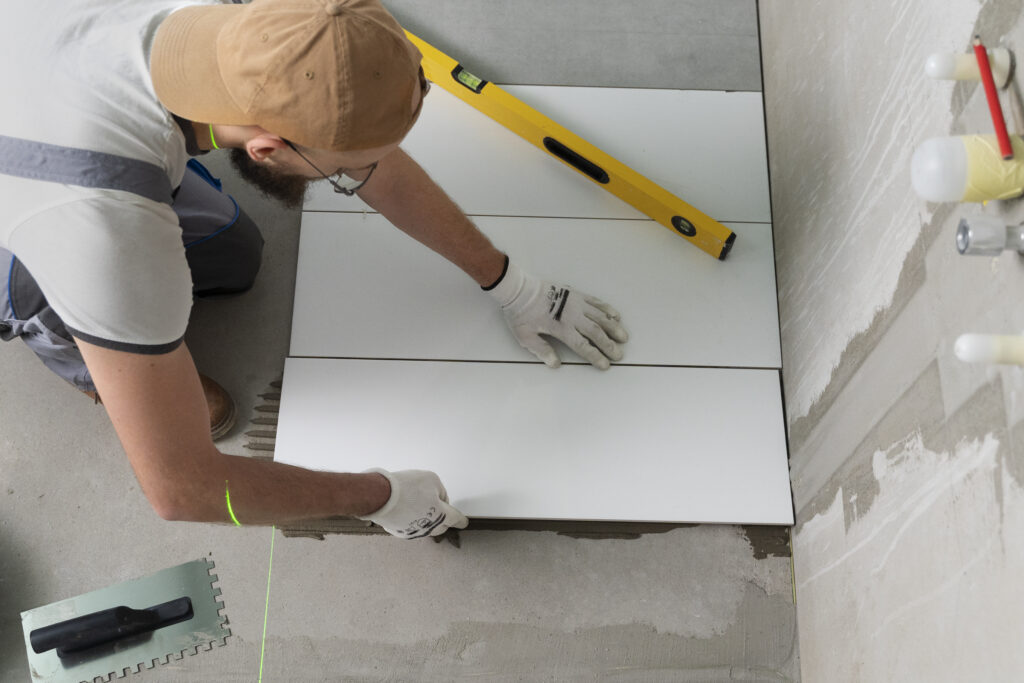 Imagen de persona trabajando con madera